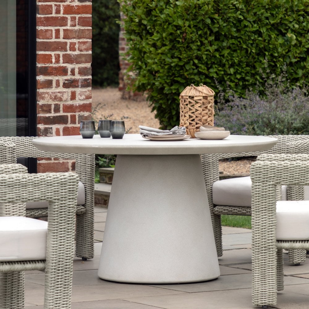 Beton Outdoor Concrete Dining Table | The Crafty Couple